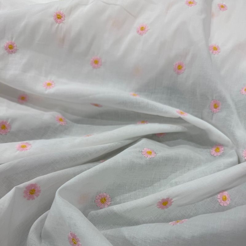 Cambraia De Algodo Bordada Margarida Rosa Com Fundo Branco 