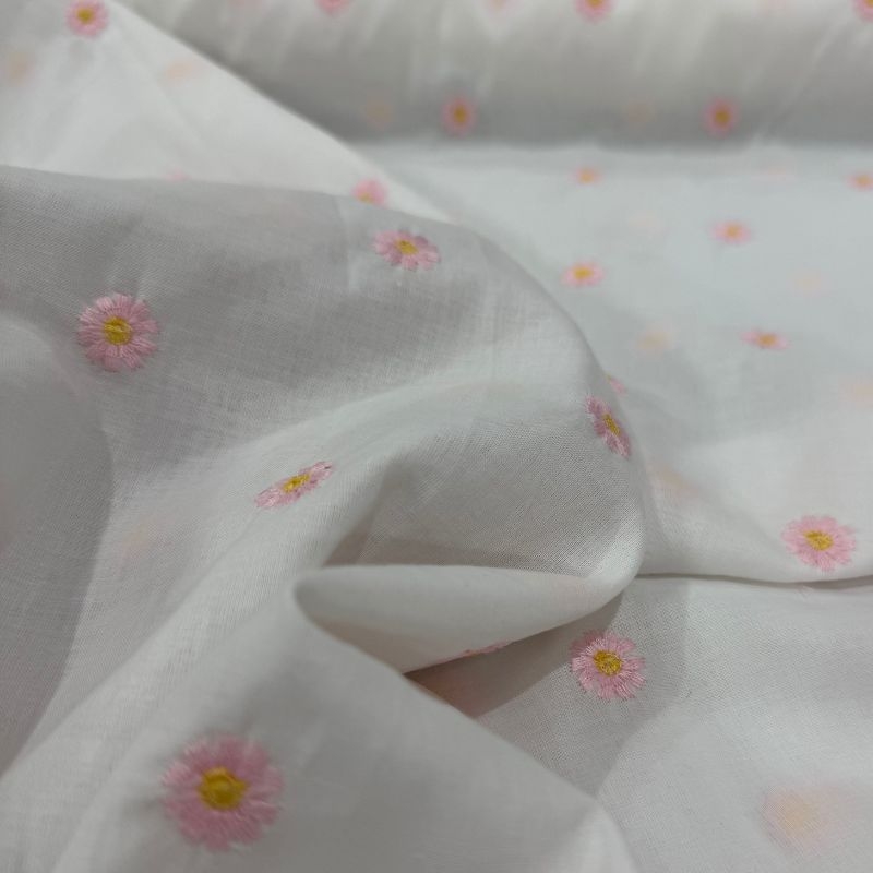 Cambraia De Algodo Bordada Margarida Rosa Com Fundo Branco 