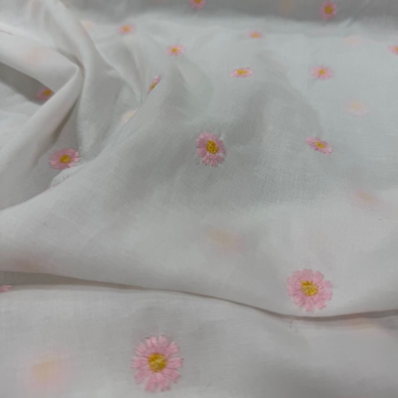Cambraia De Algodo Bordada Margarida Rosa Com Fundo Branco 