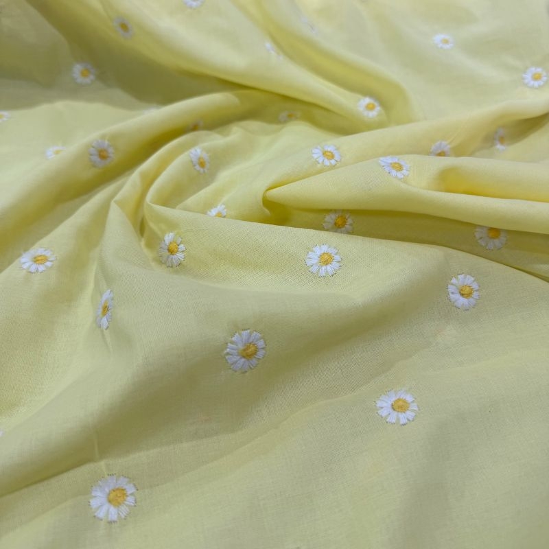 Cambraia De Algodo Bordada Margarida Com Fundo Amarelo