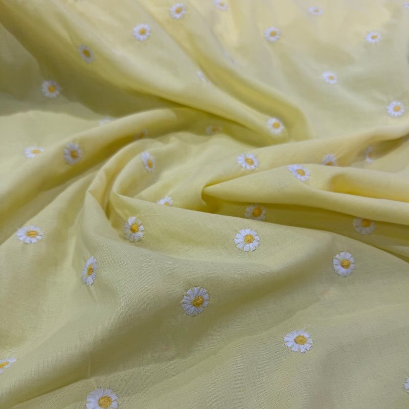 Cambraia De Algodo Bordada Margarida Com Fundo Amarelo